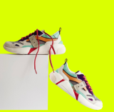 Tênis esportivos brancos com cadarços vermelhos sobre uma caixa branca